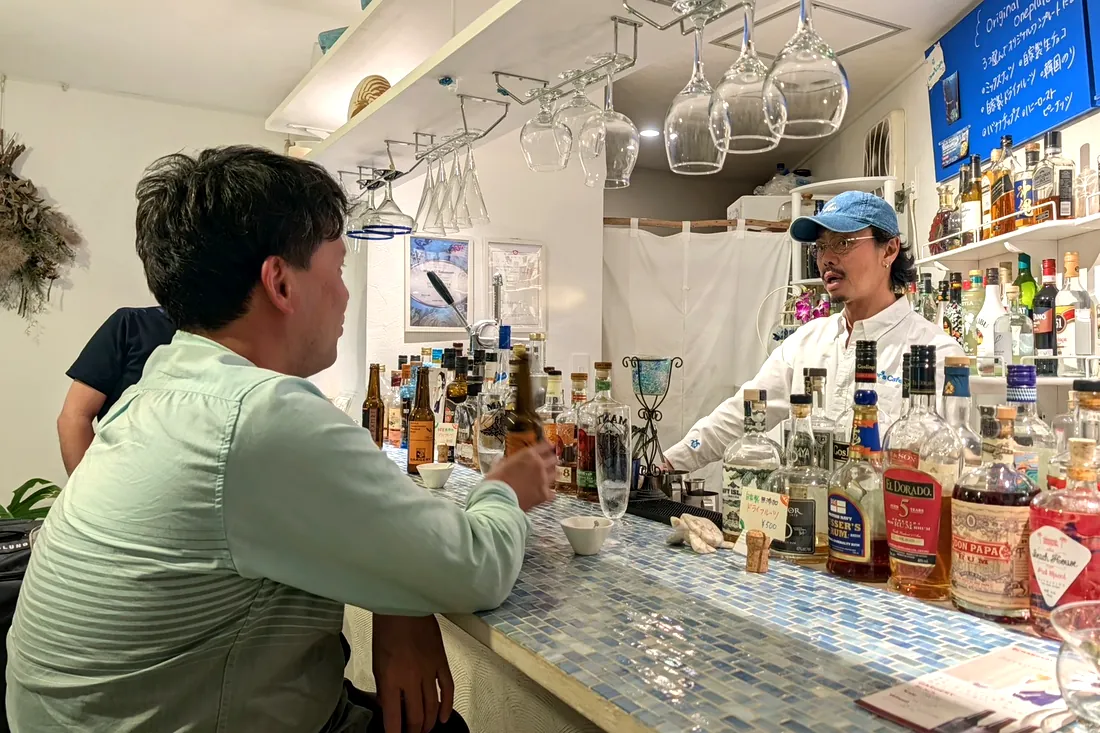 カウンター越しに一対一で話すオーナーとお客様