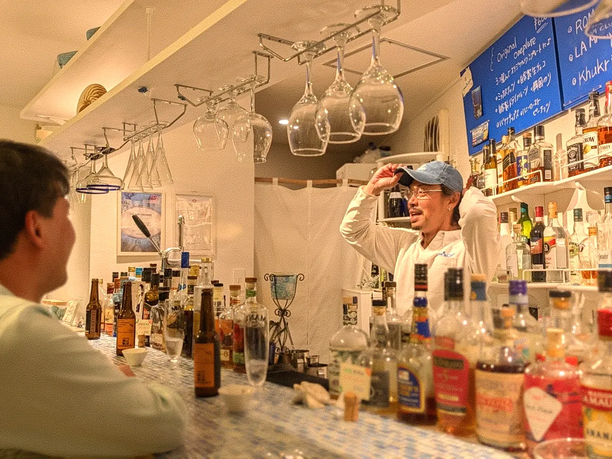 カウンター越しに接客するオーナー